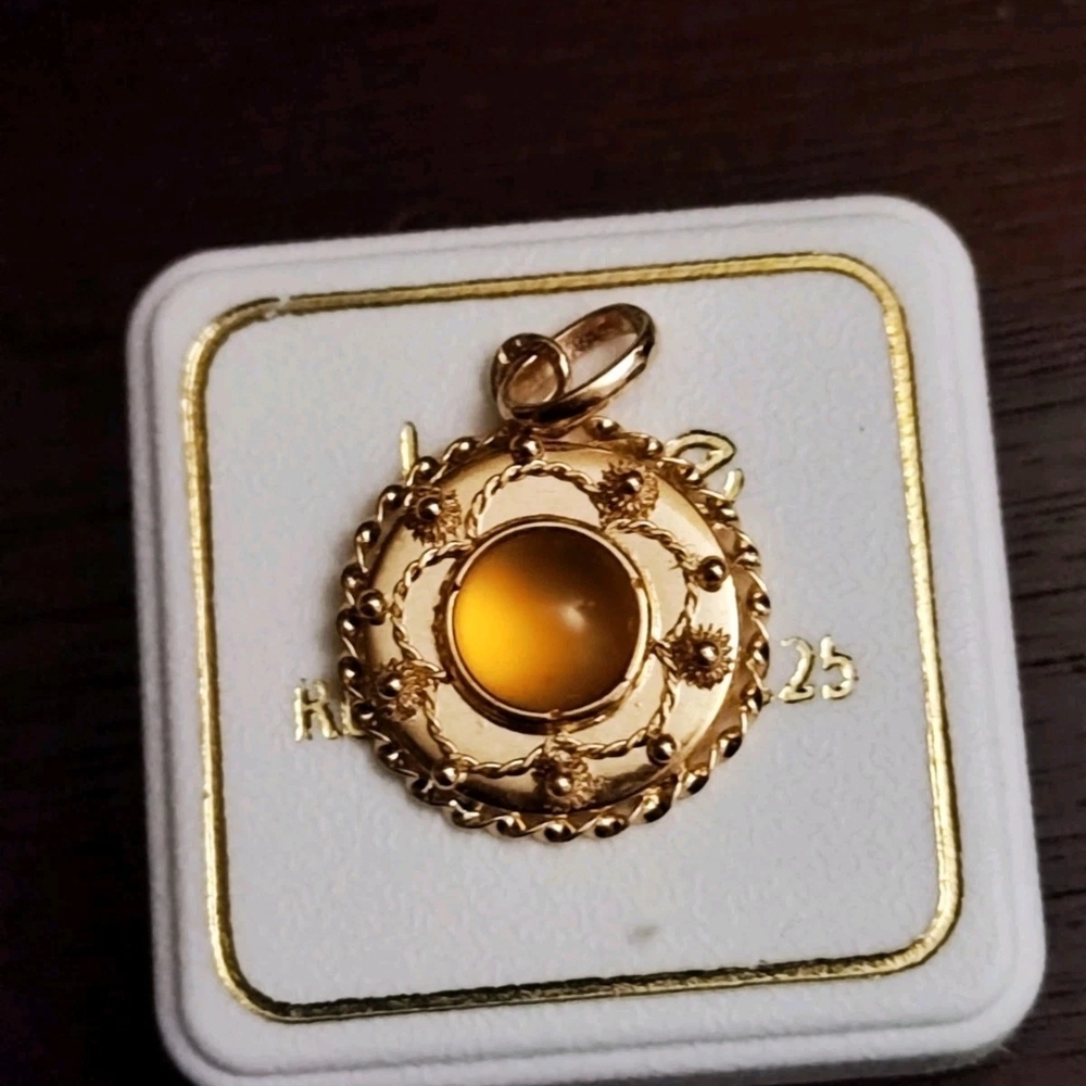 19.2kt portuguese gold clover Pendant with Amber style stone